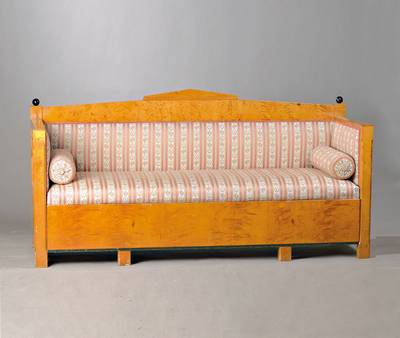 Sofa, Schweden, um 1840/50, geflammtes Birkenfurnier auf Weichholzkorpus, strenge Formgebung nach architektonischem Aufbau, geschwärzte ...
