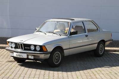 BMW 323i, EZ 03.1982, 1. Hand, Laufleistung ca. 26.000 km, H-zulassungsfähig, 105 kW/ 143 PS, 6-Zylinder, 4-Gang Schaltgetriebe, silber, Stoff ...