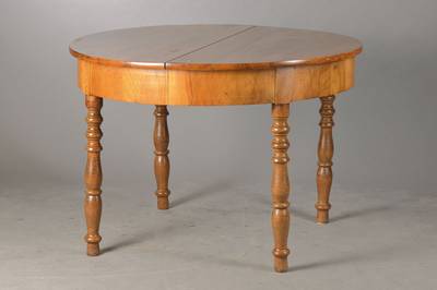 Ausziehtisch, süddeutsch, um 1850/60, Nussbaum furniert, Platte in Nussbaum massiv, Zargen umlaufend vielfach auf Punktspiegelung furniert, Beine ...