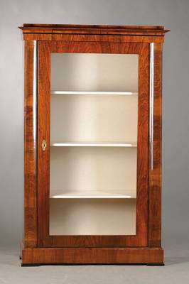 Vitrine, wohl Österreich, um 1835/40, Nussbaumfurnier auf Weichholzkorpus, stiltypische Formgebung mit seitl. konkaven Pilastern, 1-türiig neu ...
