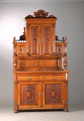 Aufsatzbuffet, deutsch, um 1880/90, Gründerzeit, Nussbaumfurnier z.T. vielfach aufKreuzfuge furniert auf Eichekorpus, Kredenz 2 -türig, 2-schübig ...