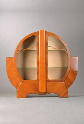 Ausgefallene Art-Deco-Vitrine, deutsch, um 19125, Nussbaumfurnier, 2-türig, runde Formgebung mit stützendem Sockelteil, Türen verglast u. ...