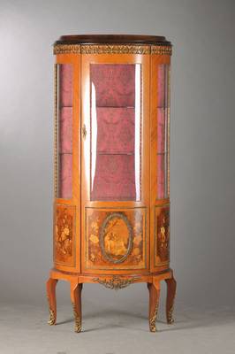 Demi-Lune-Vitrine, wohl Italien, 60/70er Jahre, Rosenholzfurnier auf Kreuzfuge verlegt, nach franz. Vorbild von 1870/80, halbrunde Form, 3-seitig ...