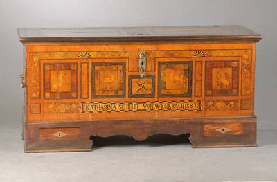 Truhe, Hessen, wohl Marburg, um 1810/20, Eiche u. Nussbaum, sog. Finkentruhe, Nussbaum,Kirschbaum, Pflaume u. Ahorn reich intarsiert, ortstypische ...