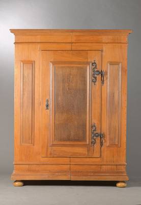 Barockschrank, wohl Hessen, um 1800/10, Eiche massiv, 1-türig, spaltbar, aufgeblendete Kissenfüllungen, schöne S-Bänder, rest. u. überarbeitet, ...
