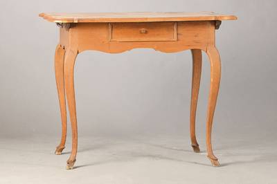 Salontisch, sog. Console de milieu, süddeutsch, um 1750/60, Eiche massiv, Platte passend ergänzt, Gestell allseitig geschweift, Zargenschub von ...