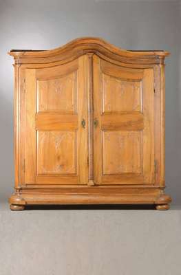 Niederrheinischer Barockschrank, um 1760/70, Nussbaum massiv, 2-türig, geschweifter Giebel, Ecklisenen abgerundet, verkröpft u. aus dem Vollholz ...