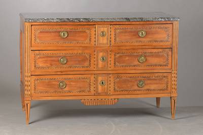 Louis-Seize-Kommode, Frankreich, um 1770/80, Nussbaum u. Kirschbaum reich eingelegt auf Eichekorpus, 4-schübig, orig. Schlösser, klassizistische ...