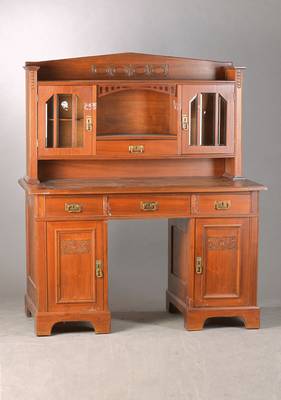 Jugendstil- Aufsatzschreibtisch, deutsch, um 1905/10, Nussbaum z.T. massiv, in klassizisitscher Jugendstil-Marnier, Schreibfläche ausziehbar, 2 ...