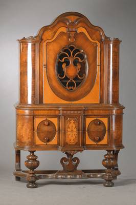 Vitrinenschrank, Ungarn, um 1905/10, Zweischübig, Korpus Weichholz und Hartholz, Nussbaumfurnier, Rosenholz, Nussbaum massiv, reiche Drechselarbeit, ...