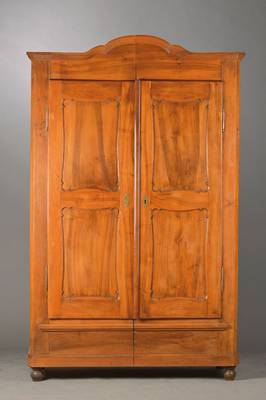Spaltschrank sog. Brezelschrank, wohl Württemberg, um 1835-45, Nussbaum massiv, 2 -türig je mit sog. Brezelfüllungen, praktischeInneneinrichtung, ...