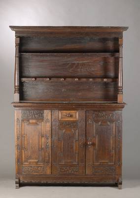 Kannenstockschrank, Hessen, um 1730/40, Eiche massiv, Front auf Rahmen gearbeitet, Flachschnitzerei aus dem Vollholz gearbeitet, Wangenfüße, ...