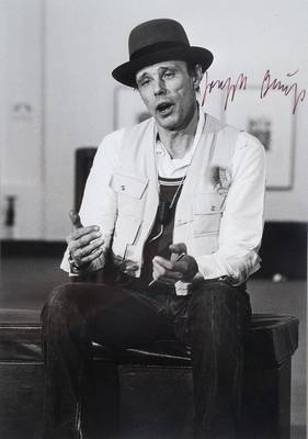 Werner Krüger, geb. 1917, Fotografie von Joseph Beuys, Silbergelatineabzug, handsigniert von Beuys, Auflage 30, WVZ Schellmann Joseph Beuys - Die ...
