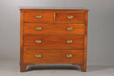 Kommode im georgianischen Stil, England, um 1900, Mahagoni, 5-schübig, sog. Bachelors- Chest, orig. Beschläge u. Schlösser, Zargenfüße mit l. ...