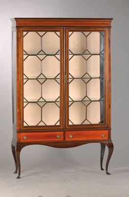 Vitrine, England, 20er Jahre, Mahagoni massiv, eklektizistisch, 2-türige u. 3-seitig verglaste Vitrine auf geschweiftem Untergestell mit 2 Schüben, ...