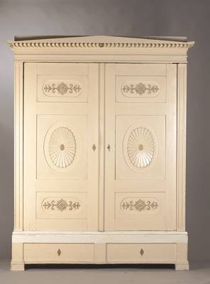 Kleiderschrank, sog. Bremer Sonnenschrank, norddeutsch, um 1850/60, Weichholzkorpus sek. Weiss gefaßt, komplett auf Rahmen gearbeitet, vielfach ...