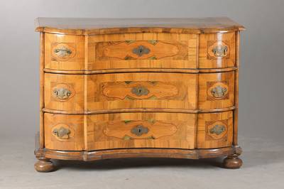 Barockkommode, süddeutsch, wohl Raum Würzburg, um 1750, Nussbaum- bzw. Wurzelnussfurnier auf Weichholzkorpus, Front doppelt geschweift u. ...