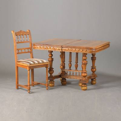 Sitzgarnitur, deutsch, um 1880/90, 6 Stühle sowie Ausziehtisch, Nussbaum u. Eiche, im Renaissance-Stil, Tisch stiltypisch mit umlaufender fein ...