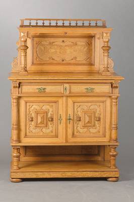 Halbschrank, deutsch, um 1880/90, helle Eiche, Stollenunterbau, 2-türiger Schrank mit Schanieren über Eck, seitl. Säulen, Füllungen in ...