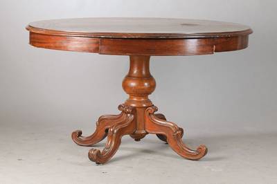 Salontisch, norddeutsch, um 1860, Mahagonifurnier auf Eichekorpus, ovale Platte mit Zargenschub, Balusterschaft mit 4 geschweiftenAuslegern, Teile ...