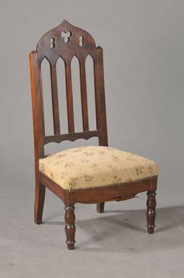 sog. Voyeuse, Neo-Gotik, deutsch, um 1840/50, Nussbaum massiv, niedrige Sitzhöhe, Beine gedrechselt, Rückenlehne in Art der gotischen ...