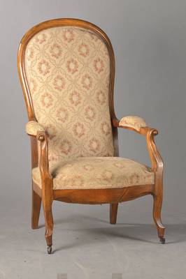Voltaire-Sessel, süddeutsch, um 1850/60, Nussbaum massiv, löffelformige Rückenlehne, elegant geschwungen u. gerieft, Vorderbeine auf Rollen, alt ...