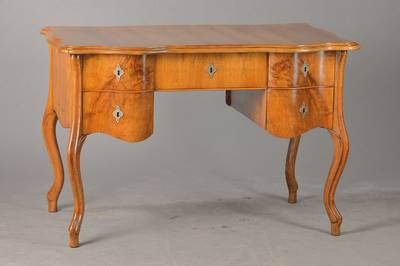 Bureau-plat um 1860/70, Nussbaum auf Weichholzkorpus, Eiche massiv, allseitig geschwungene Platte, darunter 5 Schübe, geschwungene Beine, wohl aus ...