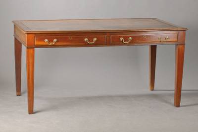 Bureau-plat, England, um 1900, Mahagoni massiv, Schreibplatte mit goldgeprägtem Leder beschlagen, 2 Zargenschübe, konisch verlaufende Beine, ...