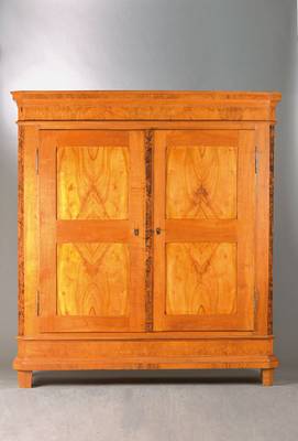 Großer Biedermeierschrank, deutsch, um 1820, Nussbaum und Eiche auf Weichholzkorpus, komplett auf Rahmen gearbeitet, abgeschrägte Ecken u. ...