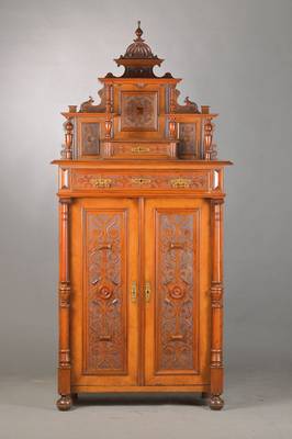 Vertiko, Gründerzeit, um 1880, Nussbaumfurnier auf Weichholzkorpus, 2-türig, Innen 3 Einlegebretter, Überbauschub von 2 Vollsäulen gestützt, ...