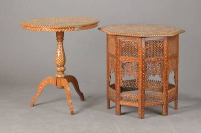 Paar Beistelltischchen, orientalisch, um 1900,. Teakholz mit stiltypischen Einlagenarbeiten in Bein, ein Tisch mit runderPlatte u. gedrechseltem ...