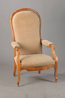 Voltaire-Sessel, deutsch, um 1840, Nussbaum massiv, Löffelform, vielfach umlaufend gerieft, Lehne verstellbar mit orig. Mechanik, Polster u. Bezug ...
