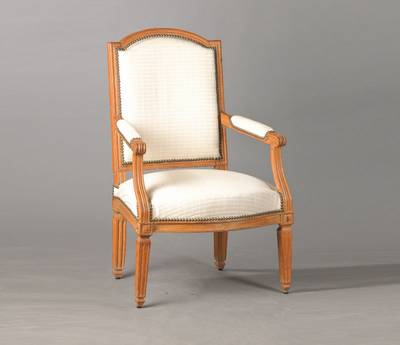 Louis-Seize-Fauteuil, um 1790/1800, Kir schbaum massiv, reiner strenger Klassizismus, umlaufend gerieft u. kanneliert, typische kannelierte ...