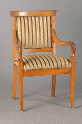 Armlehnstuhl, südwestdeutsch, um 1830, Nussbaum massiv, typische Form, l. ausgeschweifte Säbelbeine, Rückenlehne l. gewölbt, Polster u. Bezug mit ...