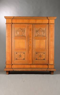 Kleiderschrank, Bodensee, Biedemeier, um 1820 /30,Korpus Eiche und Kirschfurnier z.T. querverlegt und auf Rahmen gearbeitet, aufgelegte ...