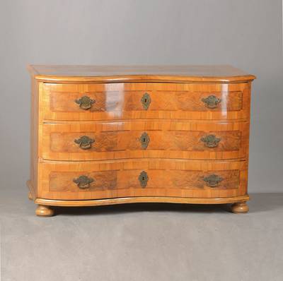 Barockkommode, Kurpfalz, wohl Mannheim um 1750, Korpus Weichholz, Wurzelnußfurnier, 3 -schübig, Front doppelt geschweift mit typischen ...
