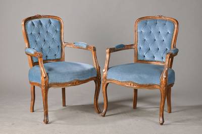2 Stuhlsessel, Frankreich, um 1900, Nussbaum, massiv, allseitig geschweift, gerillt, reiche Blumenapplikationen aus dem Vollholz geschnitzt, Bezüge ...