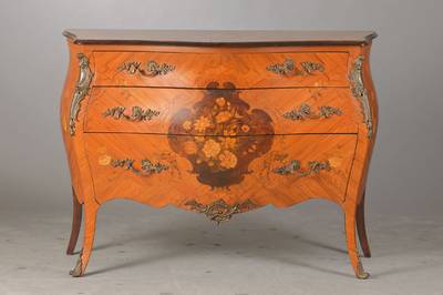 franz. Stilkommode, um 1920, nach dem Vorbild 1760, Korpus Hartholz, Rosenholz, verspiegelt ver- legt in Kartuschen, reiche Blumenintarsien in ...