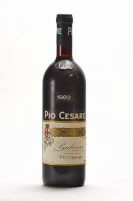 2 Flaschen 1982 Pio Cesare Barbaresco, ca. 75 cl, ca. 13,5 % Vol., je ca. top shoulder, unverkostet, selten im Angebot, Etiketten l. beschmutzt