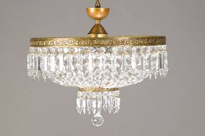 prachtvoller Messing/Prismenlüster, Empire Stil der 20/30 Jahre, Reliefplastisches Rondell auf 2 Ebenen mit feiner Ornamentik, reiche korbförmig ...