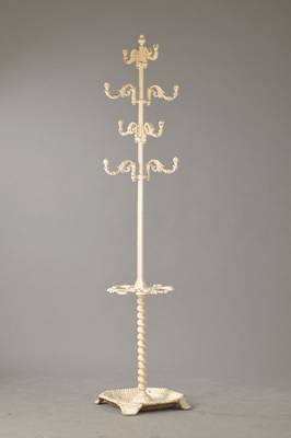 Garderobe/Kleiderständer, deutsch, um 1900, Eisenguß weiß gefasst,acht bewegliche Kleiderhaken, reich verziert, im unteren Teil mit ...