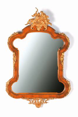 Wandspiegel, wohl Frankreich, um 1890/1900, Nußbaumfurniert, geschweifte Form, Metallapplikationen bronziert, Perlrand, geschliffenes Spiegelglas, ...