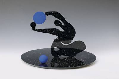 Rotraud Klein-Moquay, geb. 1938, Witwe des Yves Klein, Schwester des Günther Uecker, hier: Skulptur von 2001: "Playing with Stars", ...