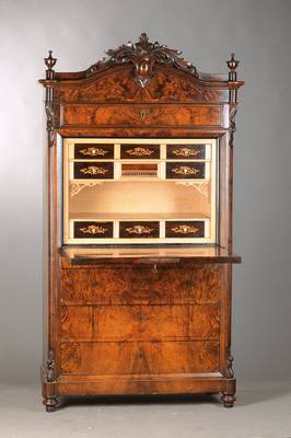 Standsekretär, mitteldeutsch, um 1860, WUrzelnussfurnier z.T. auf Kreuzfuge verlegt, Weichholzkorus, stiltypische Akanthusblattbekrönung, ...