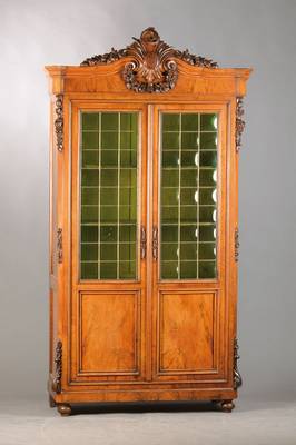 Vitrine, wohl Frankreich, um 1860, Louis- Philippe, Nußbaumfurnier, 2-türig, Ecken abgeschrägt mit applizierten Blütenschnitzereien, ergiebige ...