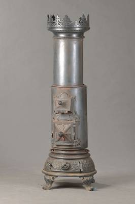 Großer zylindrischer Ofen, deutsch, um 1890/1900, Gußeisen, Sockel reich profiliert, zylindrischer Rohre erweiterbar, Abschlusskrone in ...