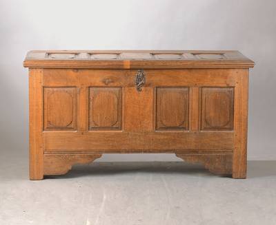 Flachdeckeltruhe, wohl Hessen, um 1800, Eiche massiv, komplett auf Rahmen gearbeitet, Füllungen mit aus dem Vollholz geschnitzten Feldern, Innen ...