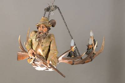 Deckenlampe sog. Lüstermännchen, 20.Jh. Lt. Einlieferer geschnitzt vom südd. Holzbildhauer Kurt Wierer Monguelfo, bärtiger Jäger mit Gewehr, ...