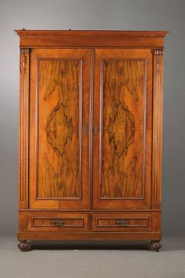 Garderobenschrank,deutsch, um 1880/90, Gründerzeit, Nussbaumfurniert, 2-türig mit 2 Sockelschüben, stiltypische schlichte Gründerzeitornamentik ...