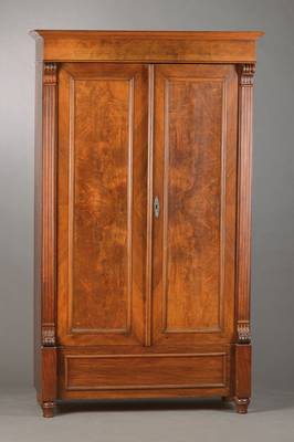 Garderobenschrank, deutsch, um 1880/90, Nussbaum- bzw. Wurzelnussfurnier z.T. auf Kreuzfuge auf Weichholzkorpus verlegt, 2 seitl. Pilaster in ...